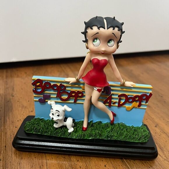⚡CLOSET CLEAR-OUT: ⚡ Betty Boop Standing By Graffiti Wall With Pudgy & candle - Picture 2 of 9